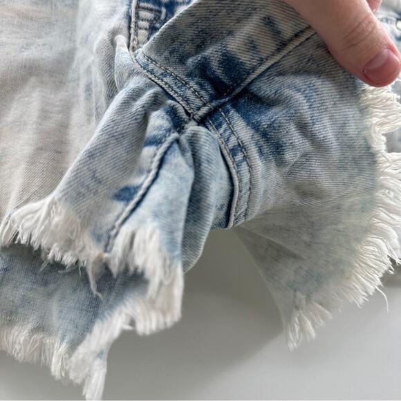 Refuge by Charlotte Russe Light Wash High Rise Raw Hem Shorts Sz 6 - Picture 3 of 8